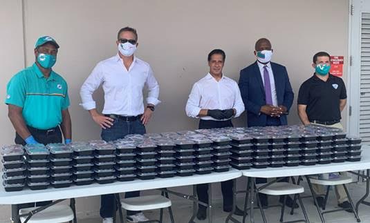¡Gran gesto! Dolphins de Miami donará 500 comidas semanales por un año a los más afectados por la pandemia