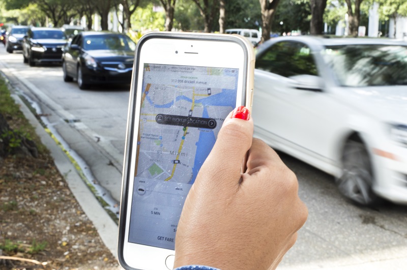 Conductores de Uber y Lyft en Miami exigen aumento en el costo de sus servicios
