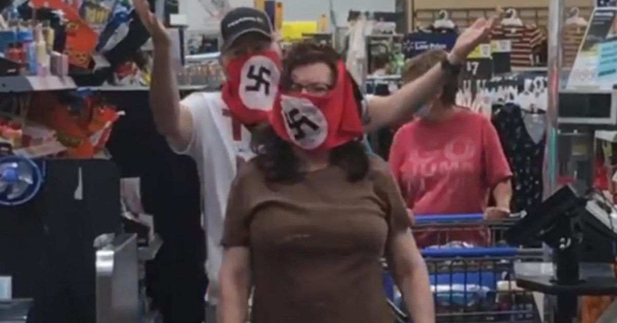 Pareja aparece en tienda Walmart cubierta con pañuelos y esvástica nazi (VIDEO)