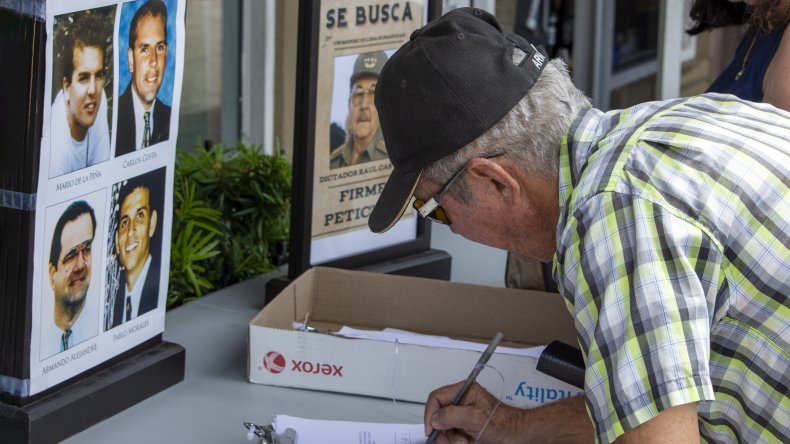 Oposición cubana recoge firmas para solicitar enjuiciamiento de Raúl Castro