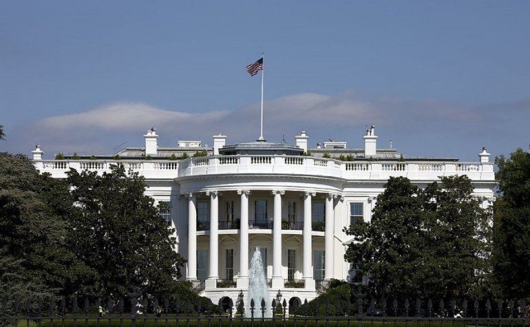 Casa Blanca suspende revisión de temperatura a visitantes