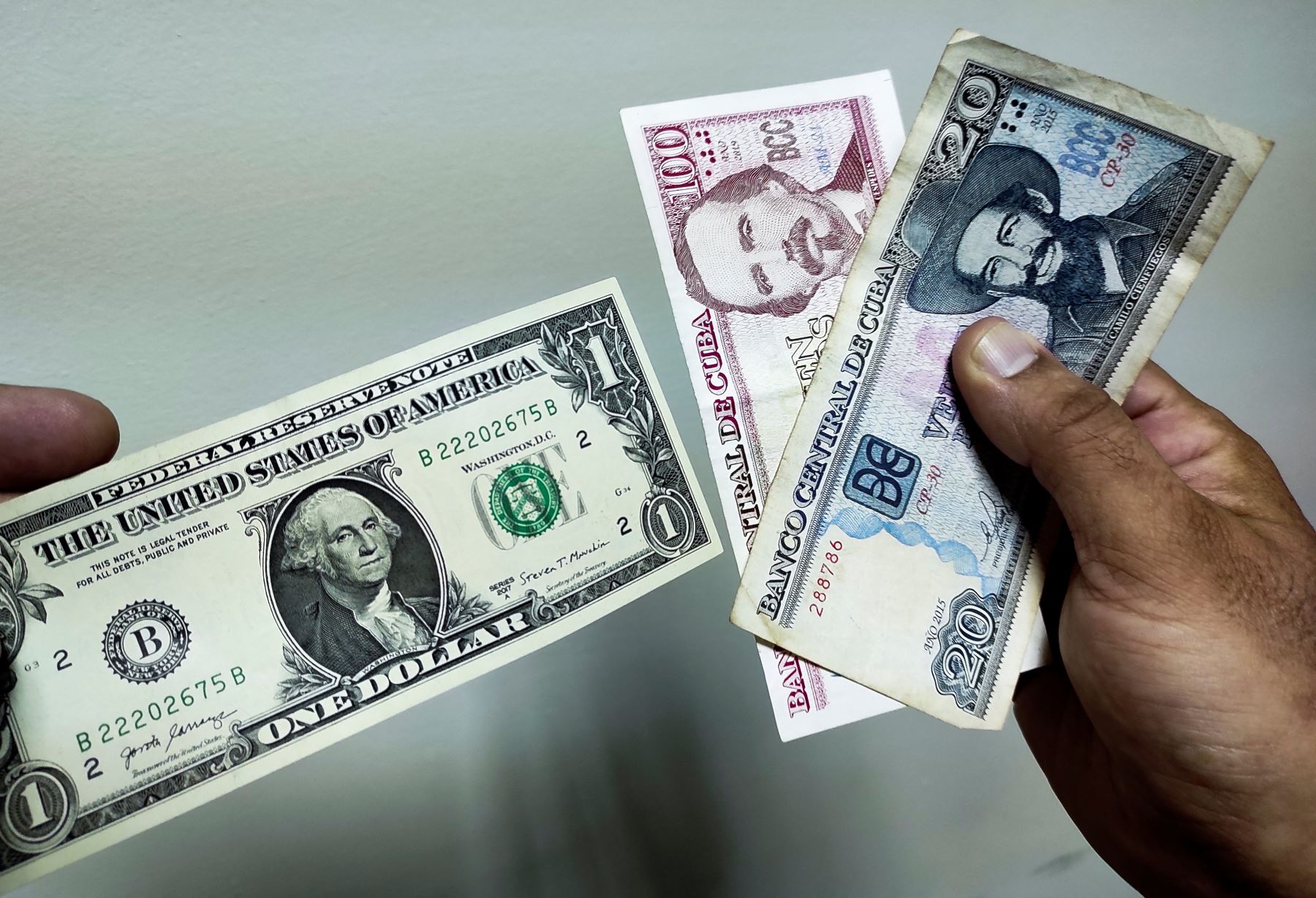 Cuba anuncia que empezará a vender dólares para crear un mercado cambiario