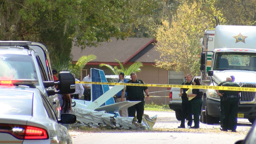 Avión monomotor se estrelló en el patio de una casa de Florida, matando a dos ocupantes