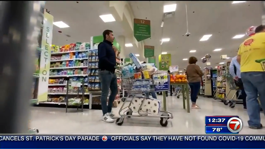 Habitantes del sur de Florida abarrotan los supermercados en preparación para el coronavirus