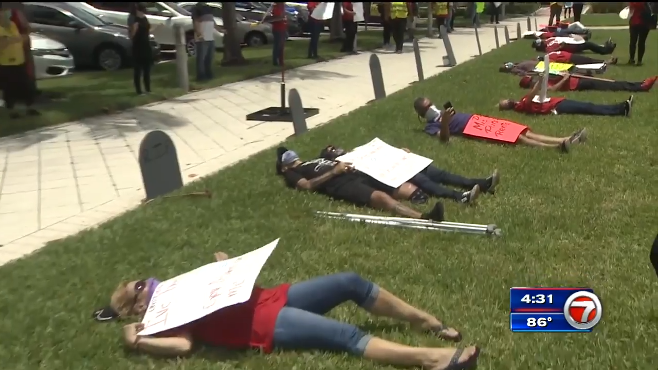 Trabajadores del sur de Florida protestaron por las fallas en la distribución de ayuda económica del estado