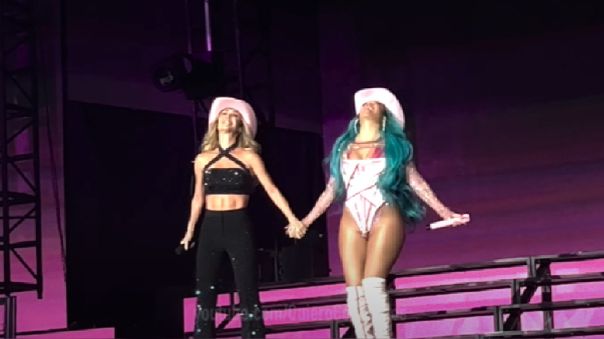 Karol G y Anahí juntas en el escenario, marcando el regreso de la mexicana