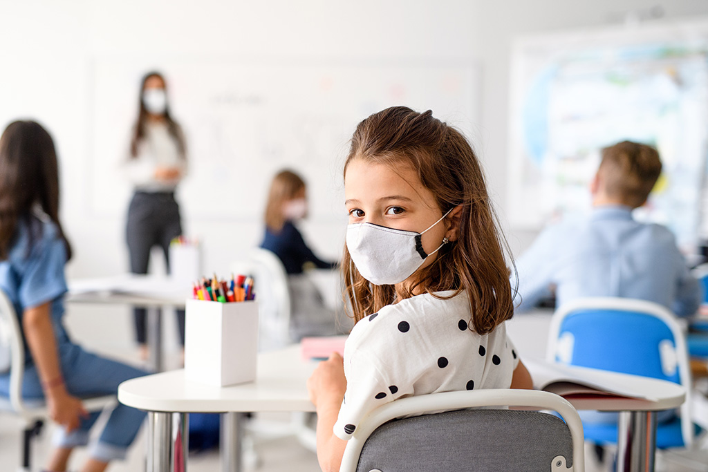Regreso a clases: Escuelas reabren con distintas políticas sobre el uso de mascarillas