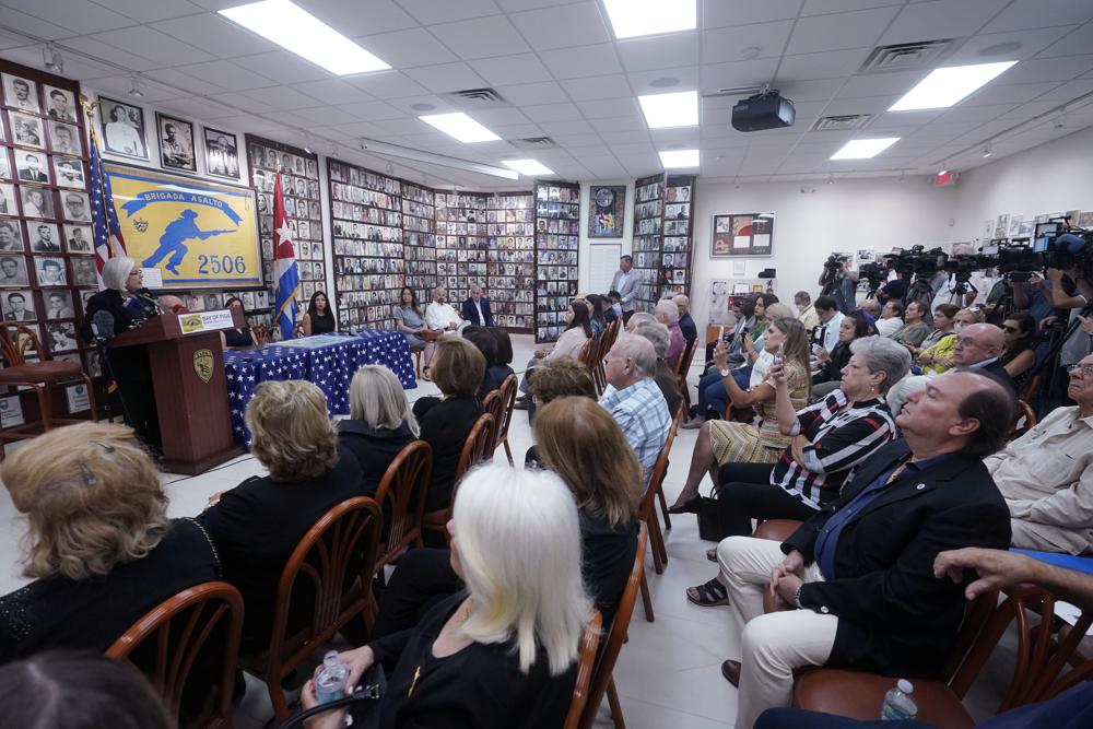 Cubanos en Miami opuestos a acuerdo de radio en español
