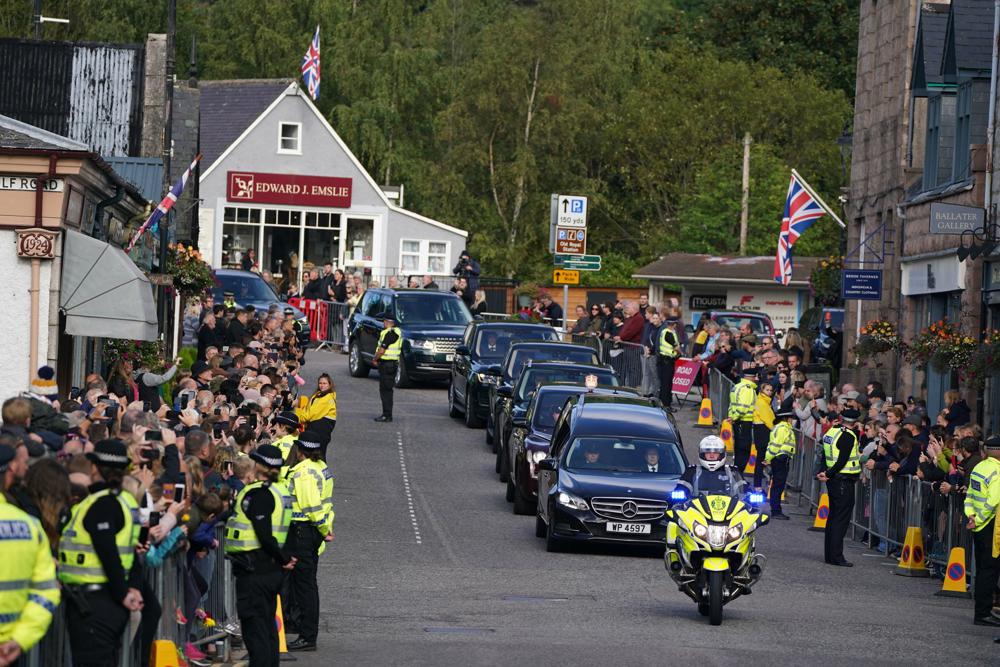 El féretro de la reina Isabel II recorre Escocia