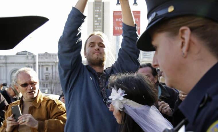 Hombre arrestado por asalto a casa de Pelosi publicaba sobre QAnon