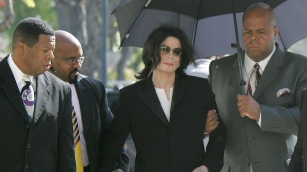 Guardaespalda de Michael Jackson aclara porqué se cubría el rostro con mantas