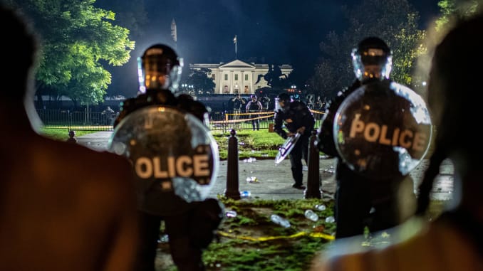 Protestantes en Whashington D.C. pedían a gritos que agente de color del servicio secreto pusiera su “rodilla en tierra”