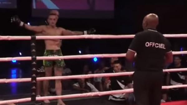 Un luchador que fue noqueado se levantó pensando que ganó el combate (video)
