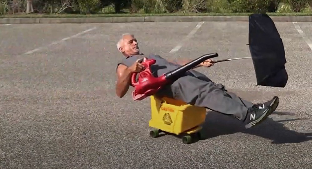 El hombre que recorre Florida en un “vehículo” impulsado por un soplador y una paraguas (VIDEO)