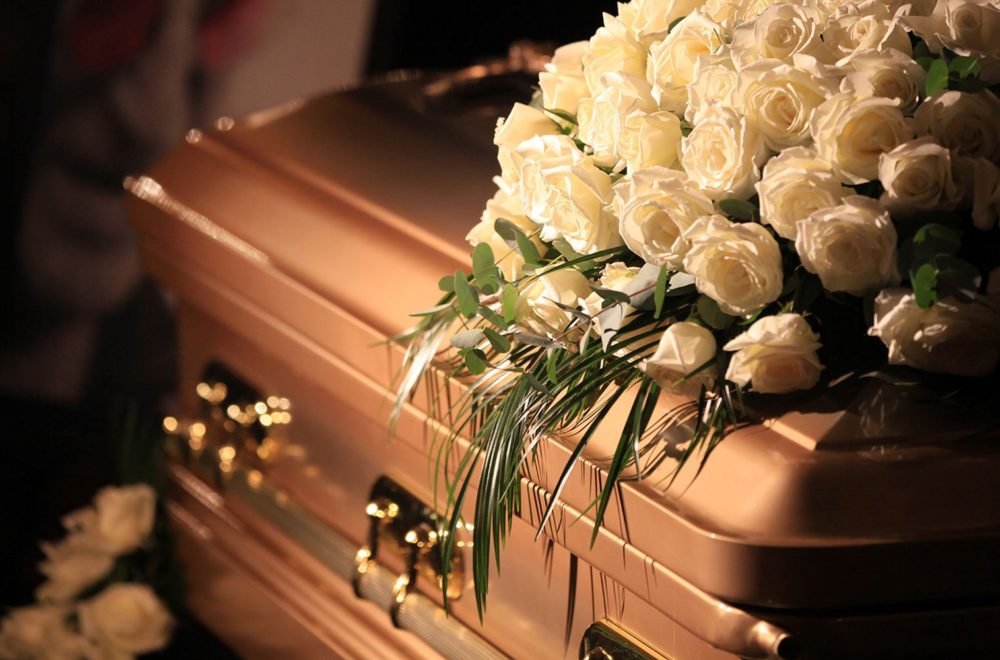 Ni flores, ni condolencias: estudio revela qué llevan casi todos los hombres a los funerales