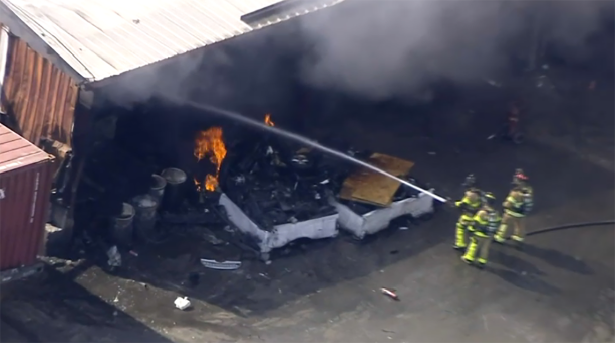 20 unidades de bomberos combaten incendio en depósito de autos usados en Miami-Dade