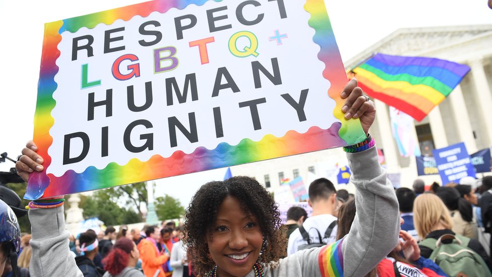 Grupos LGBTQ denuncian plan para limitar atención a personas transgénero