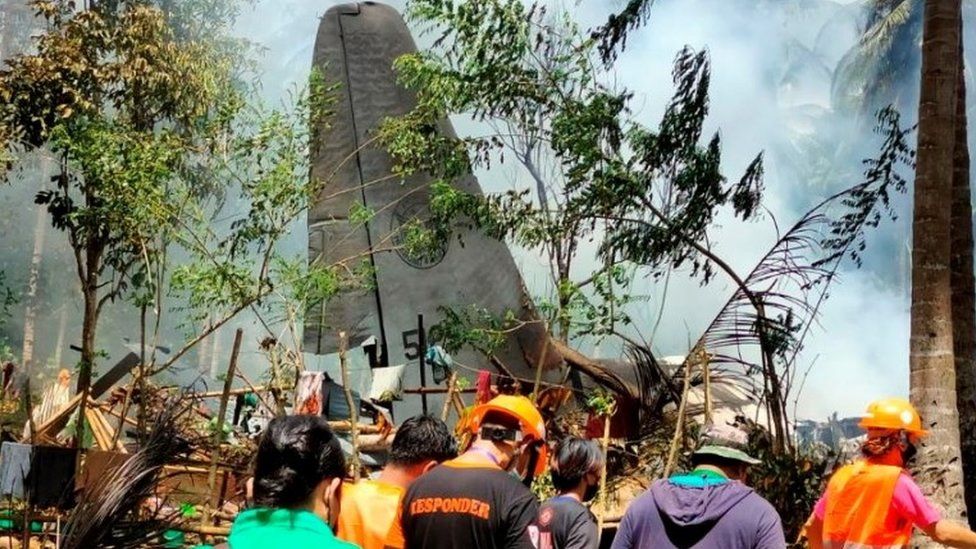 Al menos 45 muertos en accidente de avión militar en Filipinas
