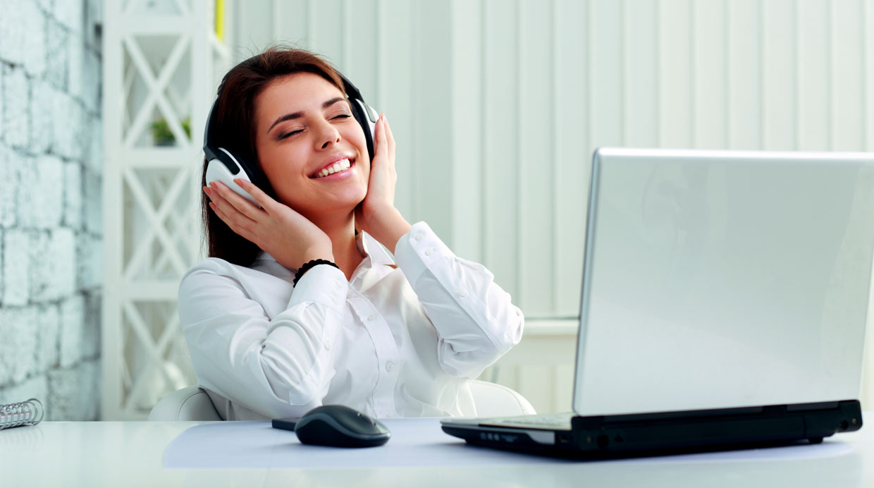 Trabajadores que escuchan música durante jornada laboral aumentan su productividad 15%