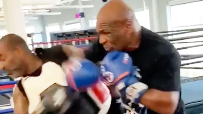¡Qué pegada! Mike Tyson le conectó un derechazo a su entrenador +Vídeo