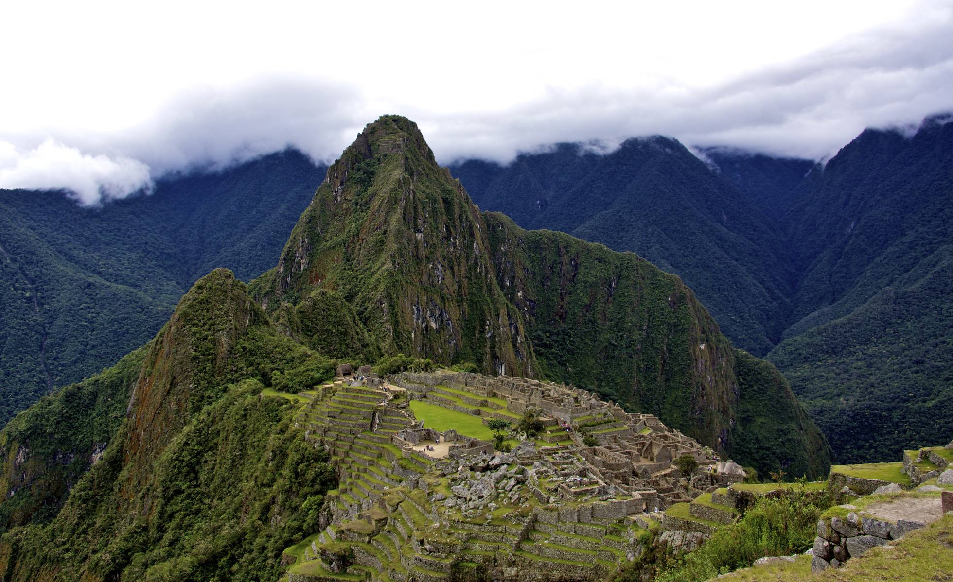 Turistas que causaron destrozos en Machu Picchu enfrentarán a las autoridades peruanas