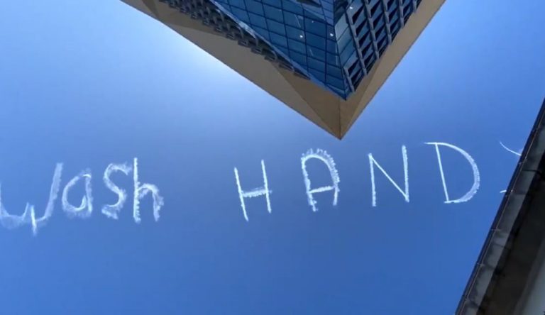 Piloto escribe en el cielo «laven sus manos» en medio de la pandemia de coronavirus (VIDEO)