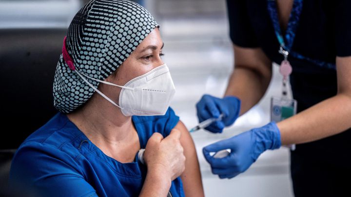 Centros de salud en Florida exigirán a sus trabajadores que se vacunen