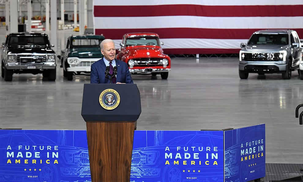 Joe Biden inaugura el Salón del Automóvil para promover la industria