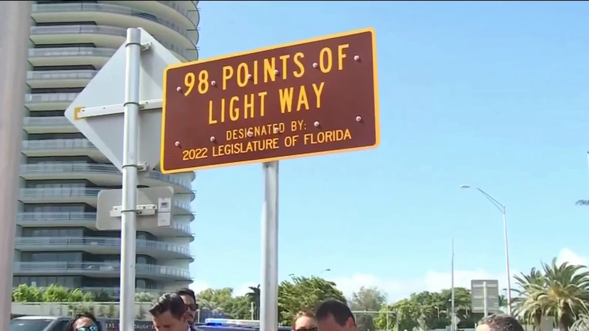 “98 Points of Light Way” en honor a las víctimas del derrumbe de Surfside