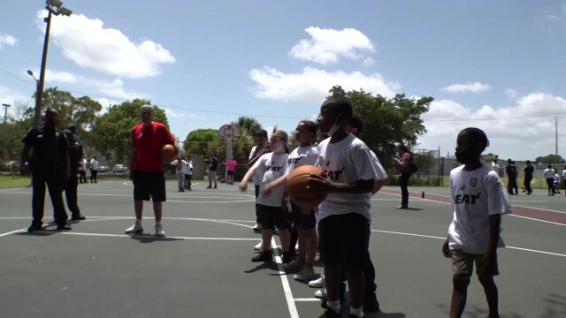 Miami Heat y el Departamento de Policía de Miami construyen puentes con comunidades