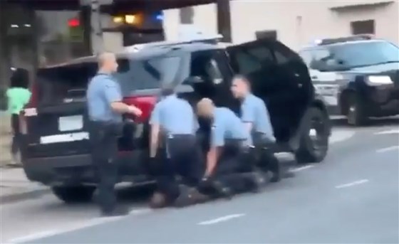 Insólito: Sale a luz un nuevo vídeo que parece mostrar a George Floyd en el suelo con tres oficiales +Grabación