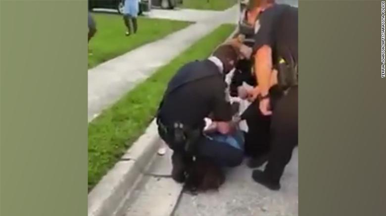 ¡Escándalo! Se hace viral nuevo vídeo que muestra a otro policía arrodillado sobre el cuello de un afroamericano en una detención