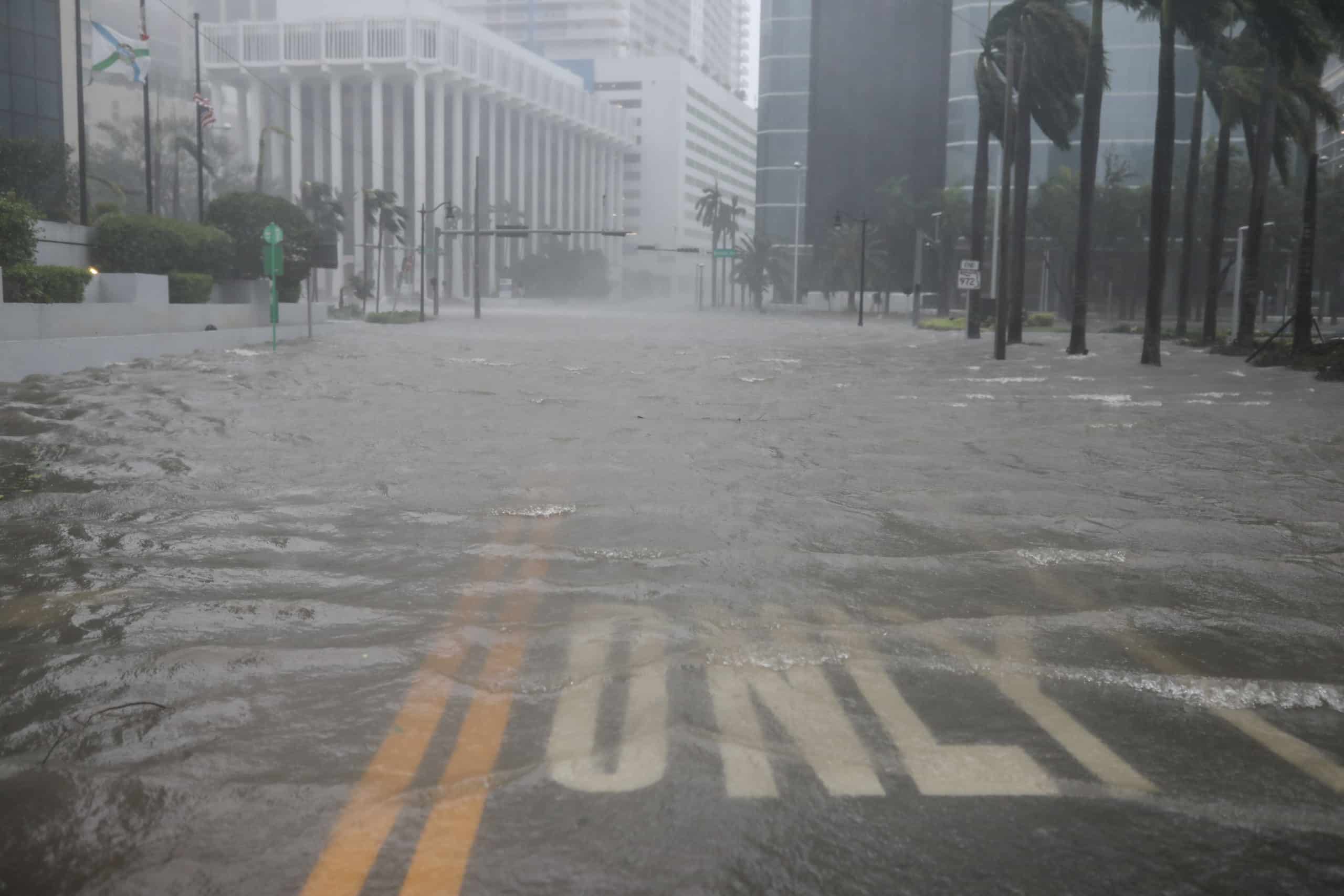 Las calles de Miami ya se encuentran inundadas y aun no llega el huracán Ian a Florida