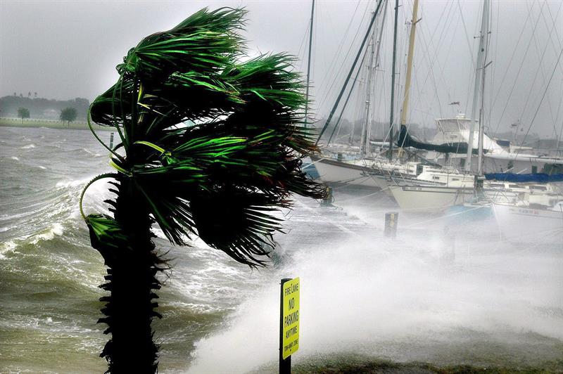Huracán Florence se fortalece en su desplazamiento por el océano Atlántico