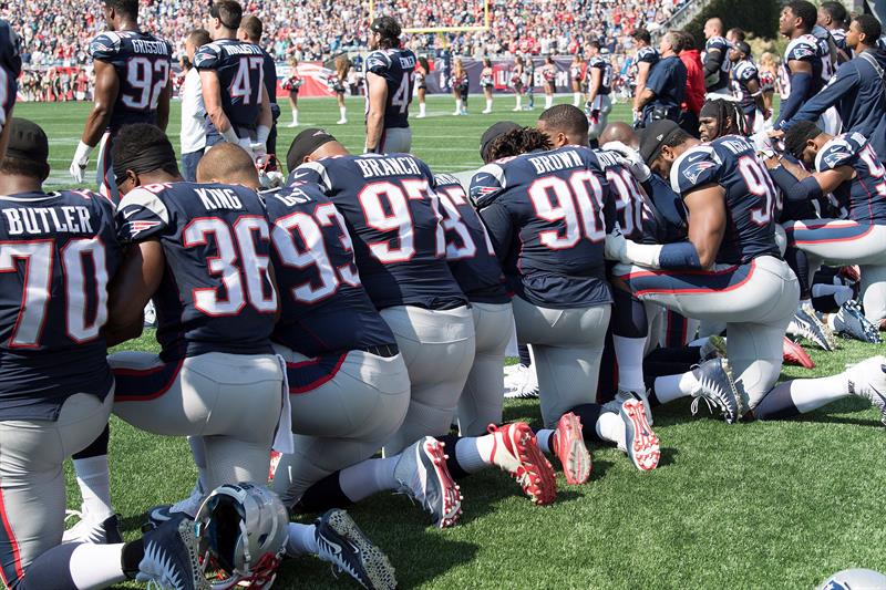 ¡No más protestas! NFL prohíbe arrodillarse durante el himno