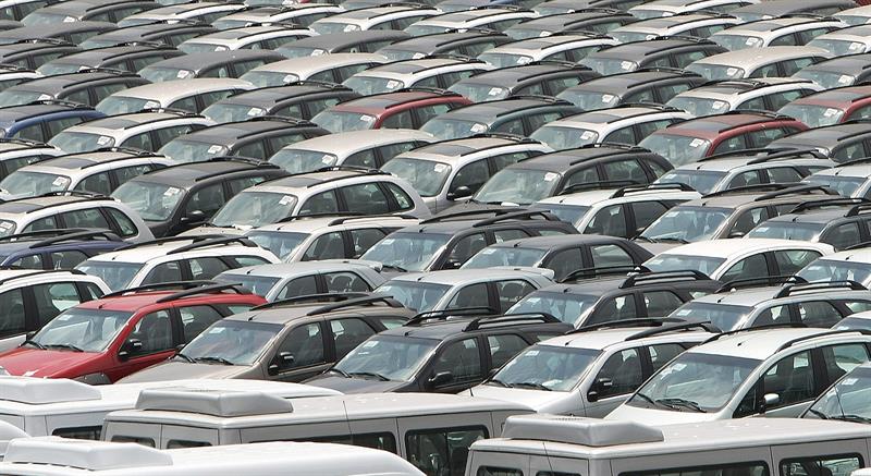 Trump ordena estudiar posibles aranceles a la importación de automóviles