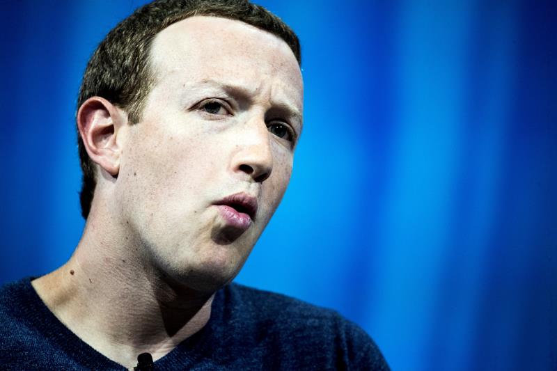 Acusan a Zuckerberg de crear un “sistema malicioso” para lucrarse con datos