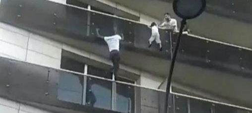Indocumentado escaló un edificio para salvar a un niño, se volvió viral y héroe