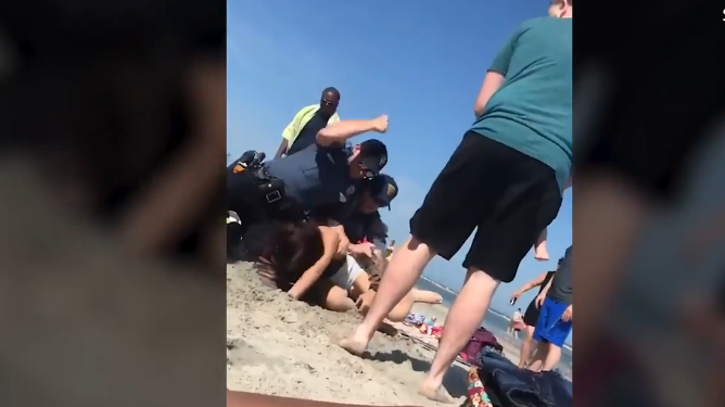 Policías agredieron a una mujer en playa de Nueva Jersey (+Video)