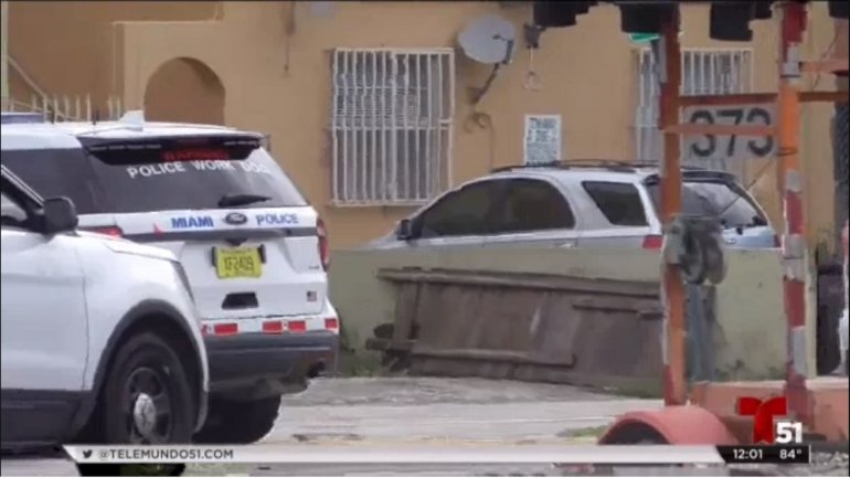 Policía de Miami busca a sospechoso tras robar a turistas a mano armada