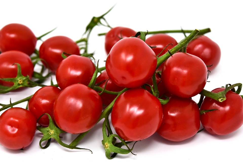 Aprende a cortar tomates cherry rápidamente
