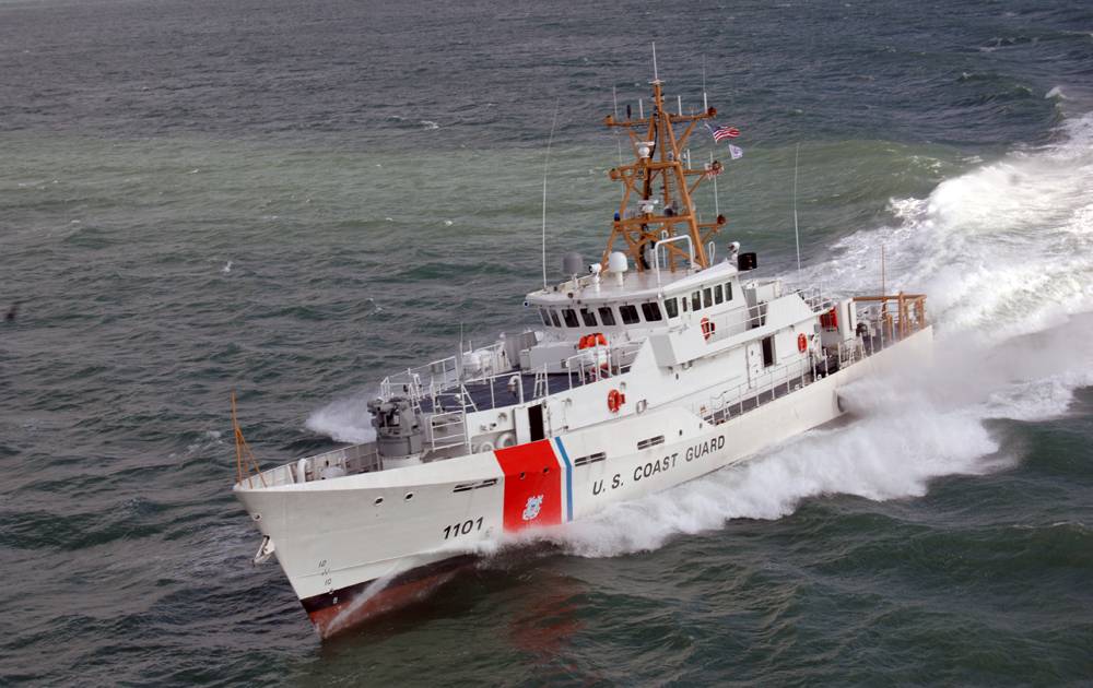 Guardacostas interceptó un yate”charter” ilegal con 47 personas a bordo