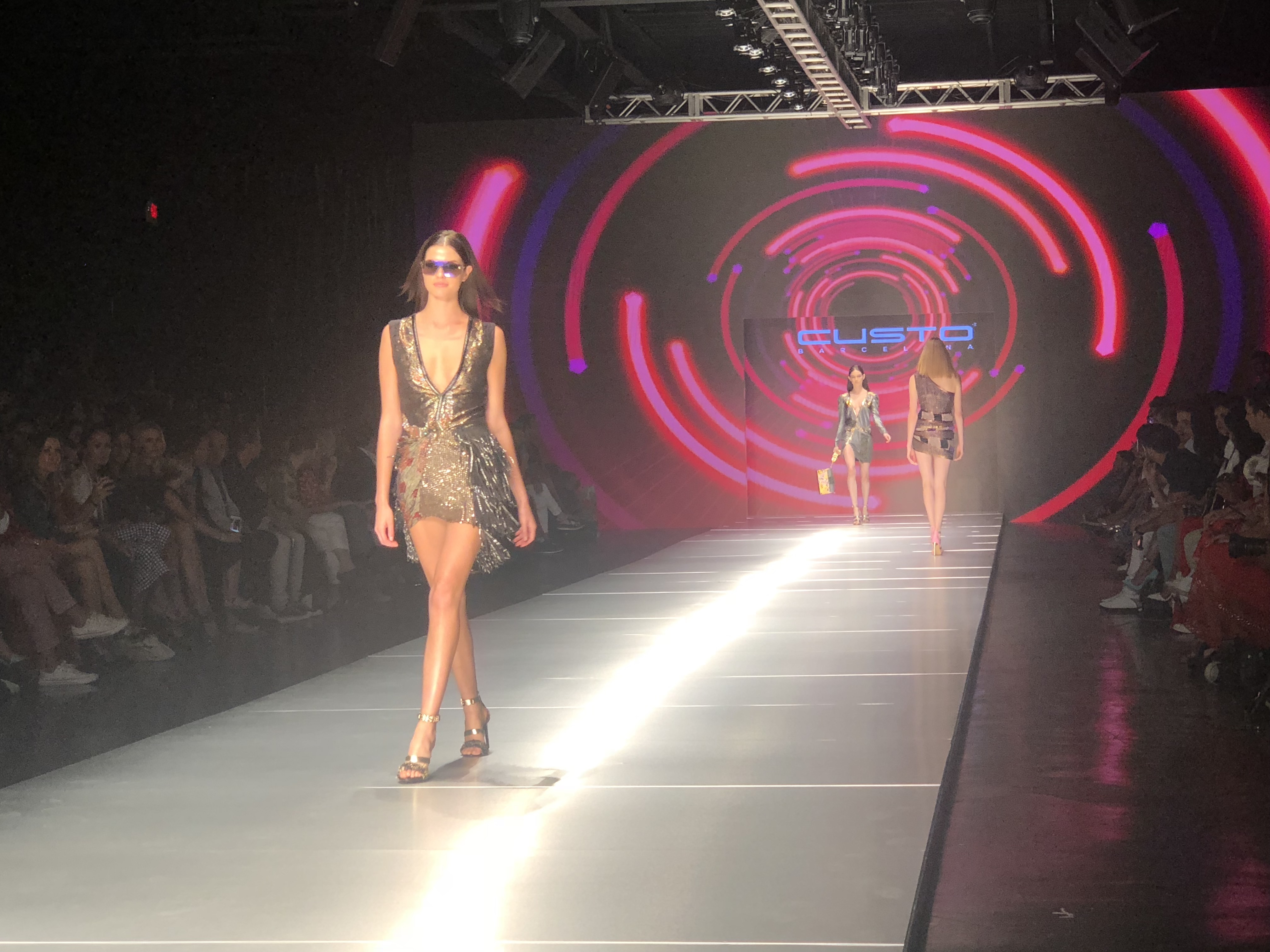 Custo Barcelona apostó por metalizados y asimetrías en el Miami Fashion Week