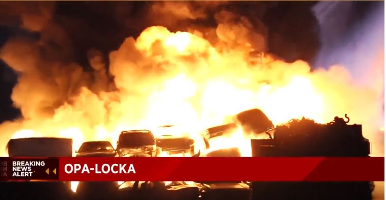 Incendio de grandes proporciones en chatarrera en Opa-locka