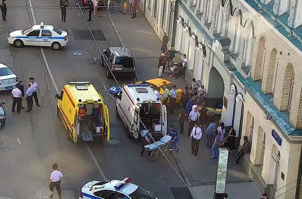 Cámara graba impactante momento cuanto taxi embiste a multitud en Moscú