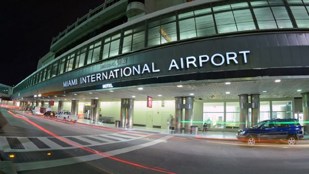 Congresistas tomarán acciones por salarios bajos de trabajadores del Aeropuerto de Miami