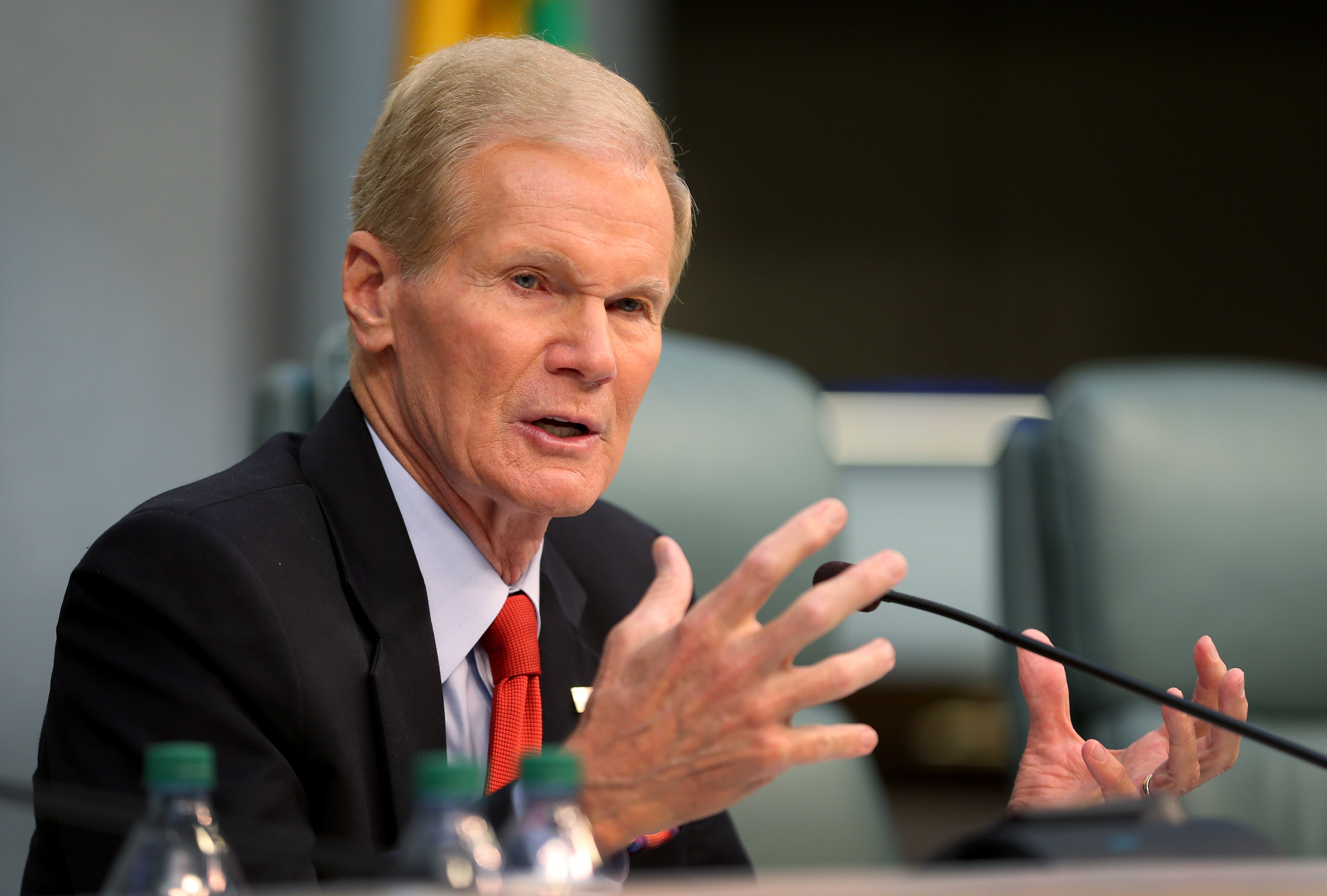 Bill Nelson pidió al gobernador Rick Scott renunciar a cargos públicos durante el recuento de votos