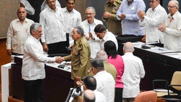 Raúl Castro presidió primera reunión para reformar la Constitución de Cuba