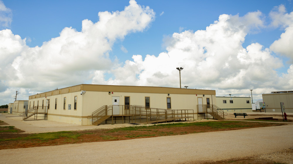 Centro de detención para inmigrantes en Texas: ¿Cárceles para familias? (Video)