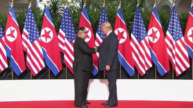 Histórico apretón de manos entre Trump y Kim Jong-un en Singapur